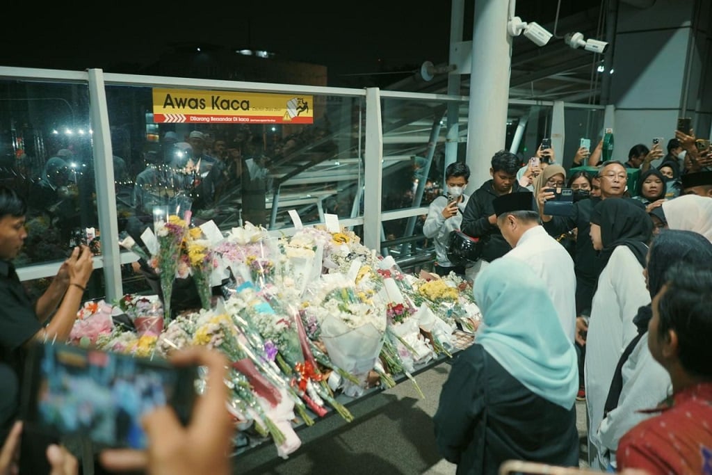 Stasiun Bekasi Timur Dipenuhi Bunga, Penumpang KRL Kenang 16 Perempuan Korban Kecelakaan Kereta