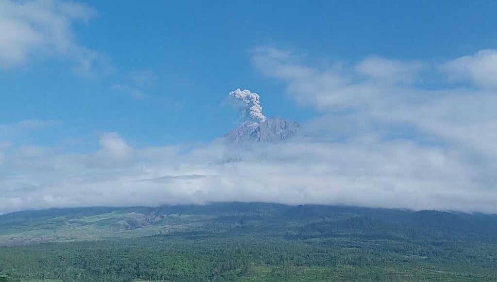 Gunung Semeru Meletus Hari Ini, Muntahkan Abu Vulkanik 900 Meter di Atas Puncak