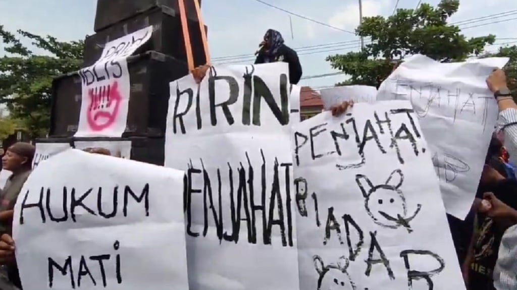 Demo di PN Indramayu, Massa Tuntut Hukuman Mati Pembunuh Sadis Satu Keluarga