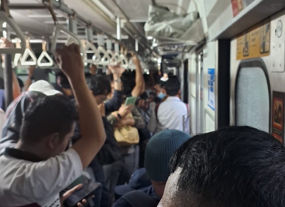 KRL Arah Rangkasbitung Gangguan akibat Muncul Percikan Api di Tiang Listrik   