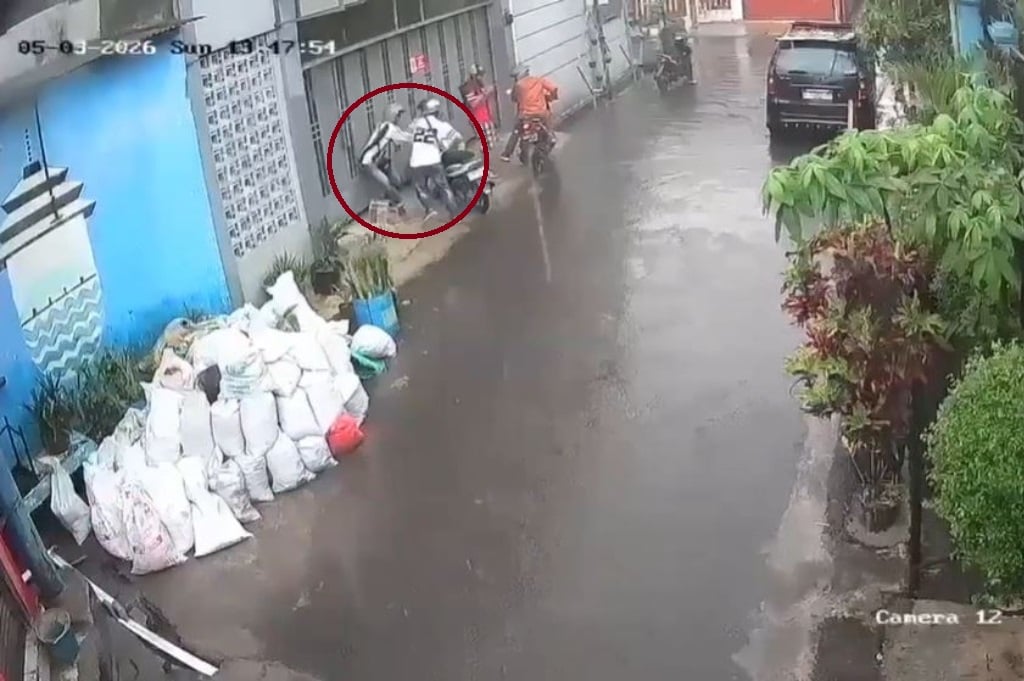 Viral Kurir Dibegal saat Berteduh di Bandung, Motor dan Paket Sekarung Raib