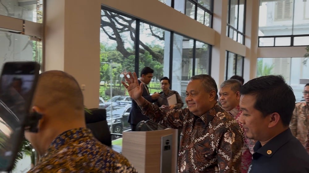 Rupiah Tembus Rp17.400, Bos BI Pilih Bungkam usai Rapat di Kemenko