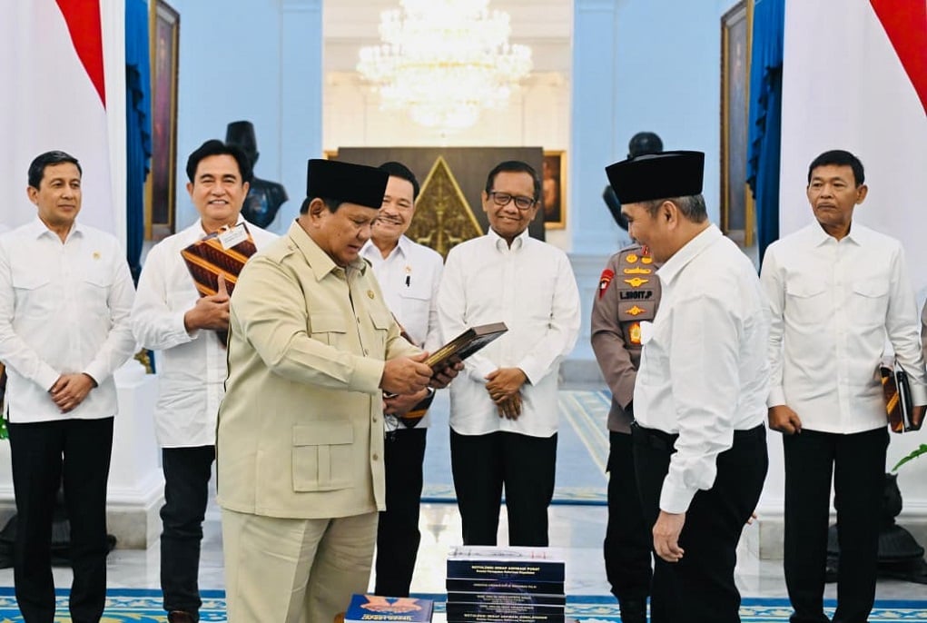 Prabowo Terima 10 Buku Rekomendasi Reformasi Polri, Target Tuntas 2029