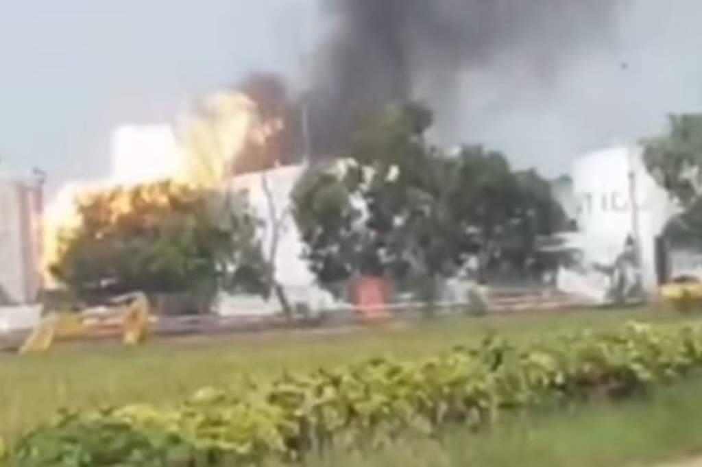 Kebakaran di Pertamina Losarang Indramayu, Asap Pekat Membubung Tinggi