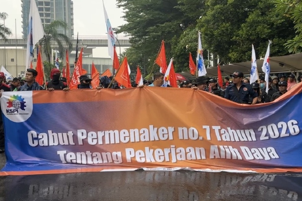 Di Tengah Hujan, Massa Buruh Berdemo di Depan Gedung Kemnaker
