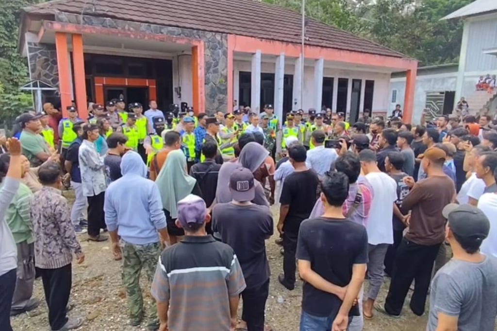Kadus di Banjarnegara Masuk Rumah Bidan Lewat Jendela, Digeruduk Warga Tuntut Dipecat