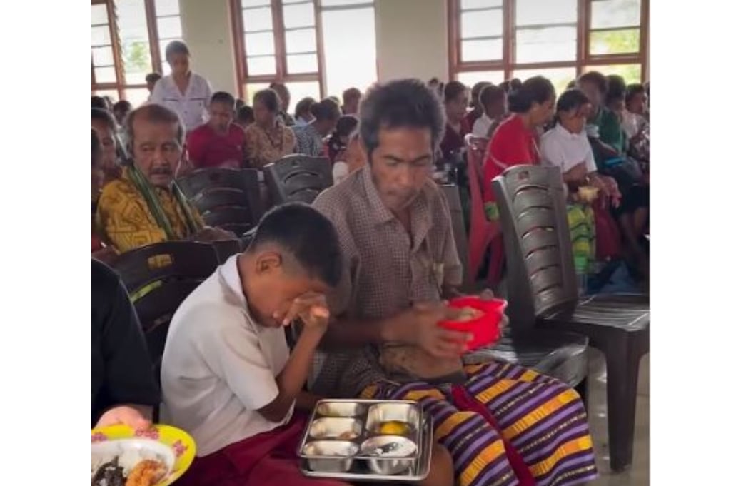 Momen Haru! Siswa SD di NTT Berbagi Daging MBG untuk Sang Ayah