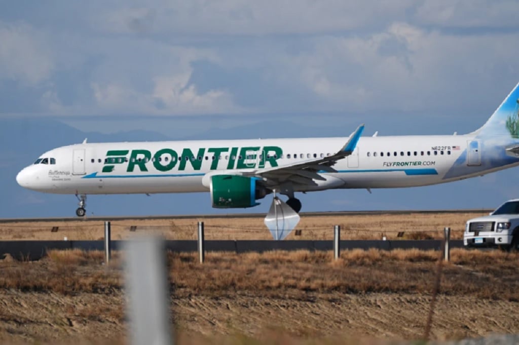 Ngeri! Pesawat Hendak Take Off Tabrak Pejalan Kaki di Landasan Bandara Denver