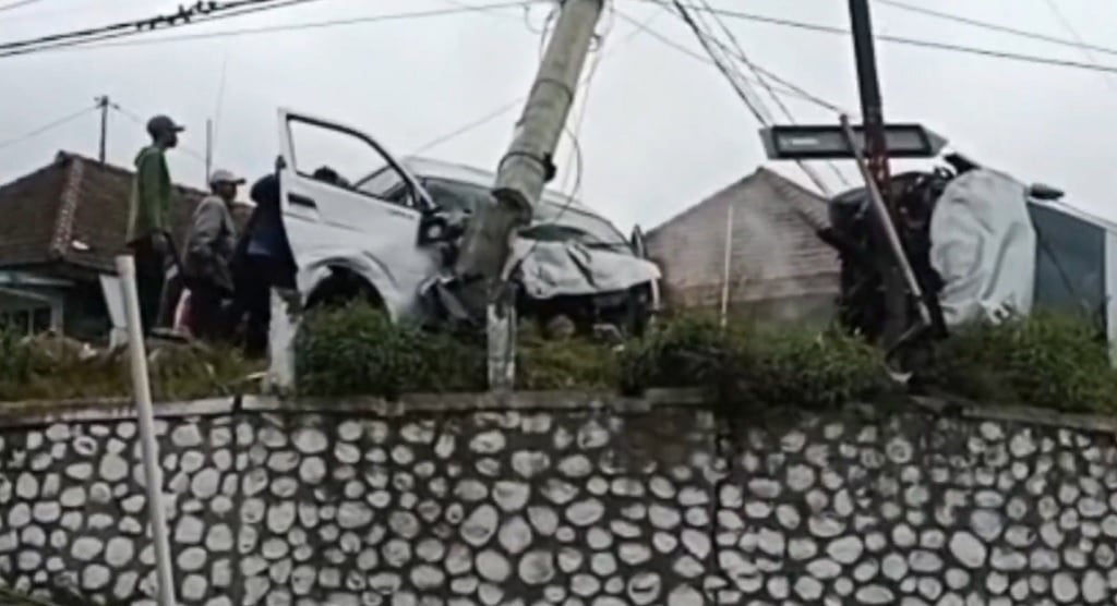 Kecelakaan Beruntun Minibus Rombongan Turis Singapura di Jalur Bromo, 11 Luka-Luka