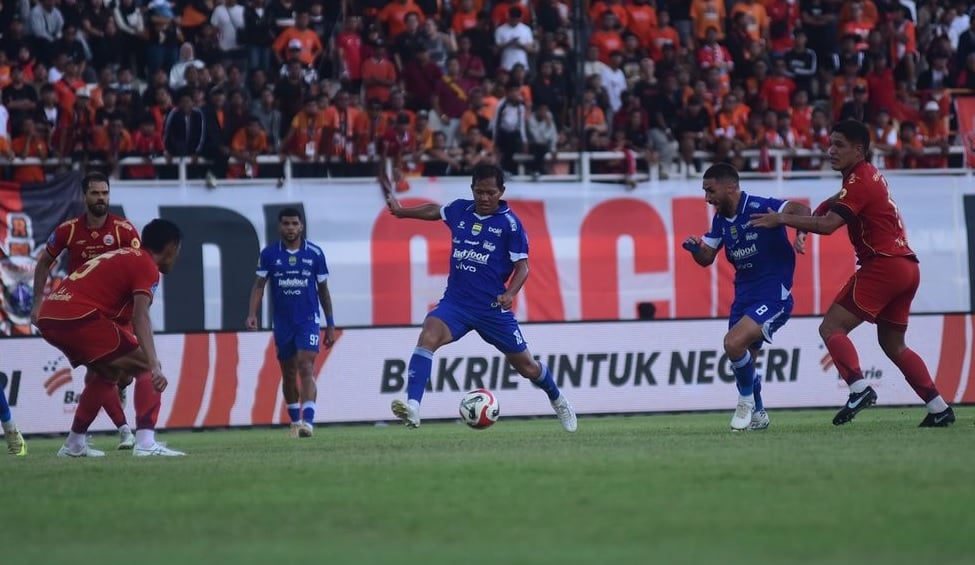 Hasil Persija vs Persib Babak Pertama: Maung Comeback Brutal Lewat Brace Adam Alis