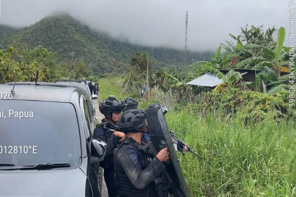 Brimob Baku Tembak dengan Diduga KKB di Dogiyai, Senjata SS1 hingga Busur Panah Disita
