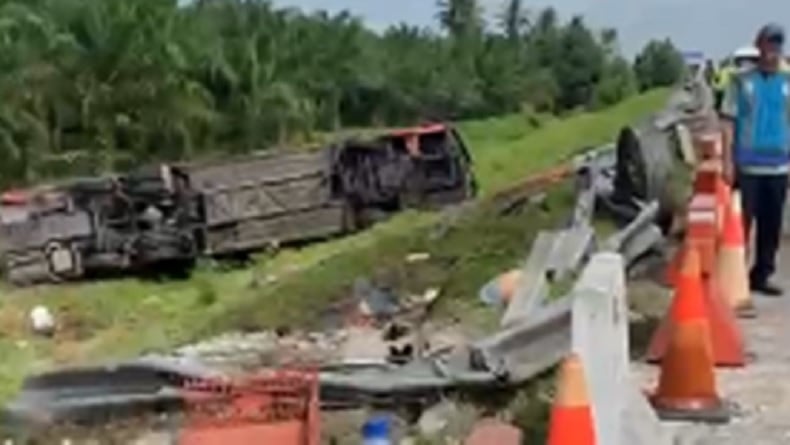 Bus Bawa Belasan Penumpang Terguling di Tol Kuala Namu–Tebing Tinggi, 4 Tewas