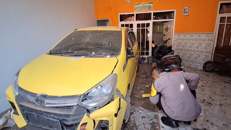 Polisi Olah TKP Teror Rumah Warga Probolinggo, Pelaku Terekam CCTV Lempar Bahan Peledak