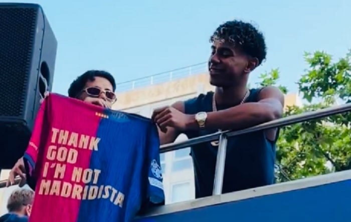 Lamine Yamal Olok-Olok Real Madrid saat Parade Juara Barcelona!