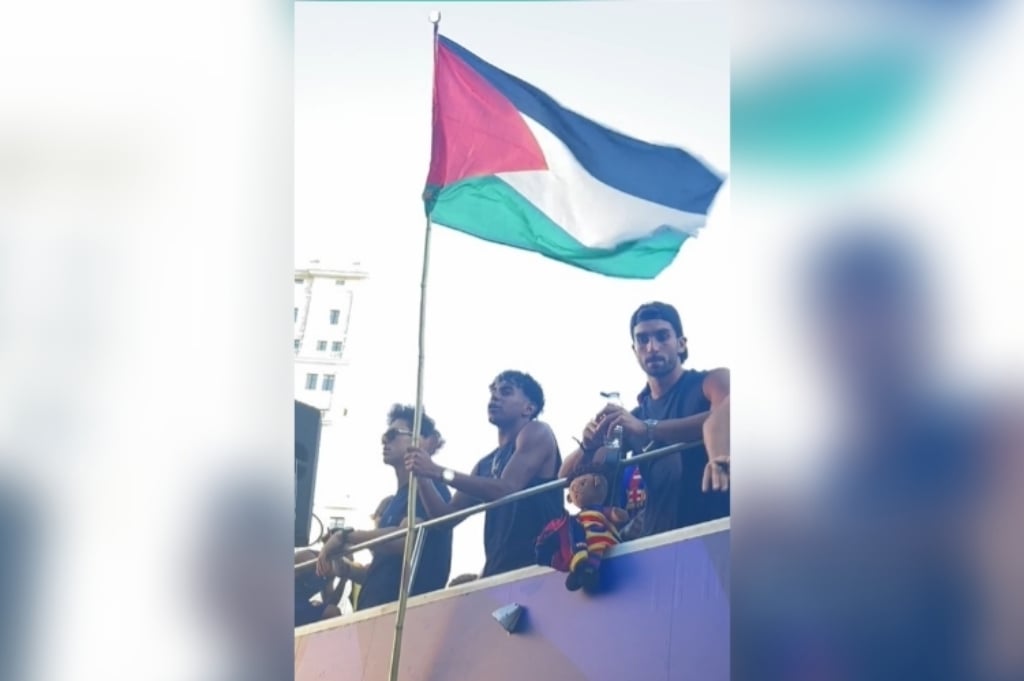 Lamine Yamal Kibarkan Bendera Palestina saat Parade Juara Barcelona, Disambut Sorak Ribuan Fans