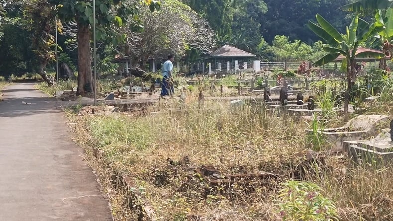 Pilu! Diusir dari Rumah, Pria Lansia Penderita Katarak di Kuningan Tinggal di Permakaman