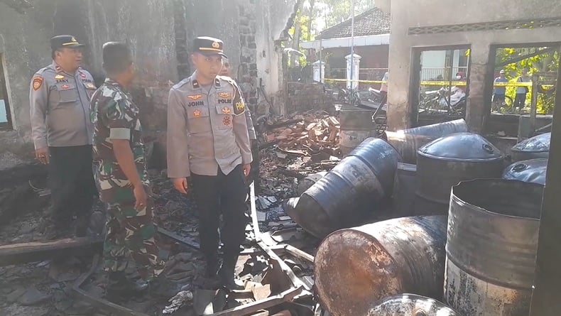 Kebakaran Disertai Ledakan Gudang Oli Bekas dan Solar di Ponorogo, 2 Petugas Damkar Terluka
