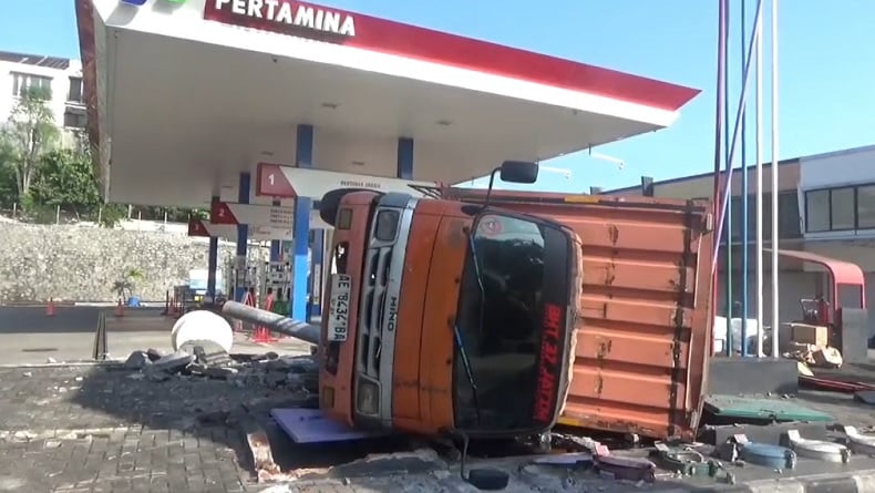 Kecelakaan di Semarang, Truk Boks Meluncur di Tanjakan Silayur Tabrak SPBU
