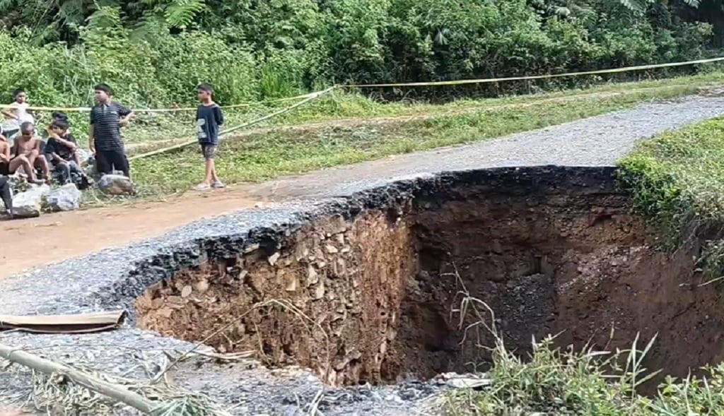 Jalan Longsor Mirip Sinkhole di Limapuluh Kota, 2.000 Warga Terisolasi
