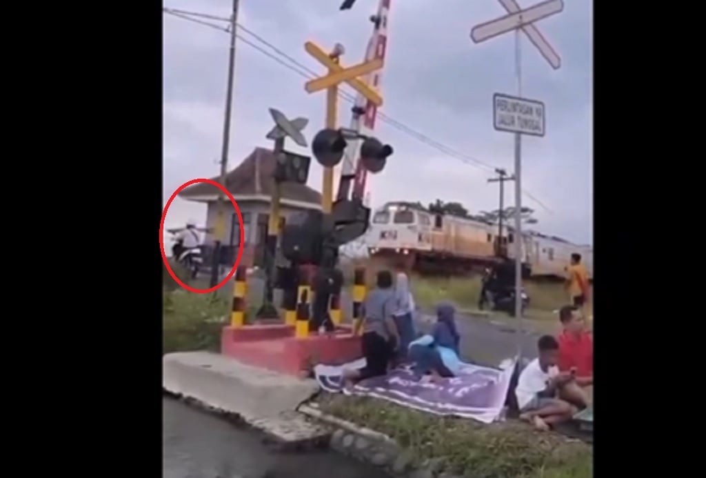 Kecelakaan Maut di Jember, Pemotor Tewas Tertabrak Kereta Api Sangkuriang