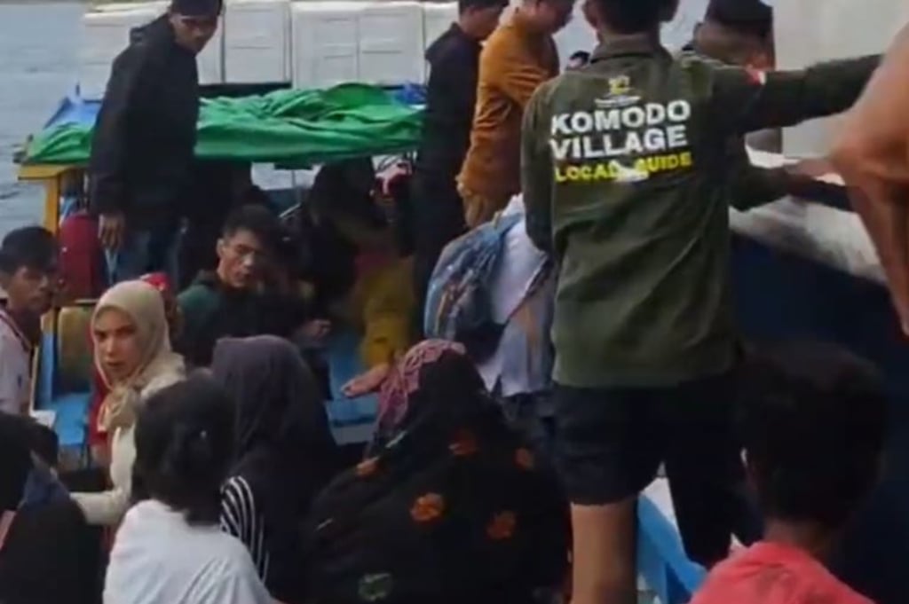 Dramatis! Tim SAR Evakuasi 23 Penumpang KM Hinaya Mati Mesin di Labuan Bajo