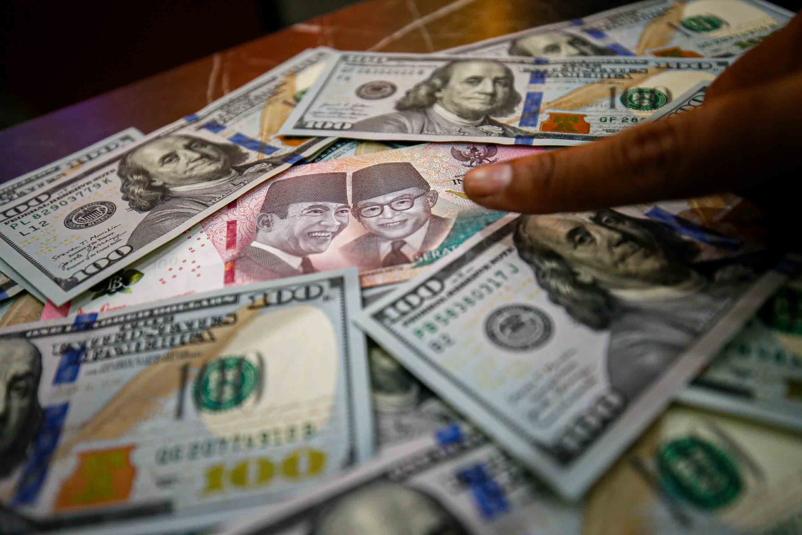 Rupiah Dibuka Anjlok ke Rp17.614 per Dolar AS, Ini Pendorongnya
