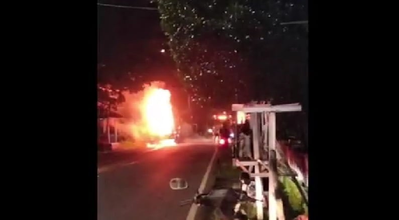 Bus di Jember Hangus Terbakar Saat Melintas di Jalan Arwana