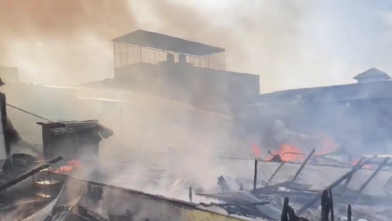 Kebakaran Hebat di Medan, 3 Rumah dan Tempat Kos Ludes Dilalap Api