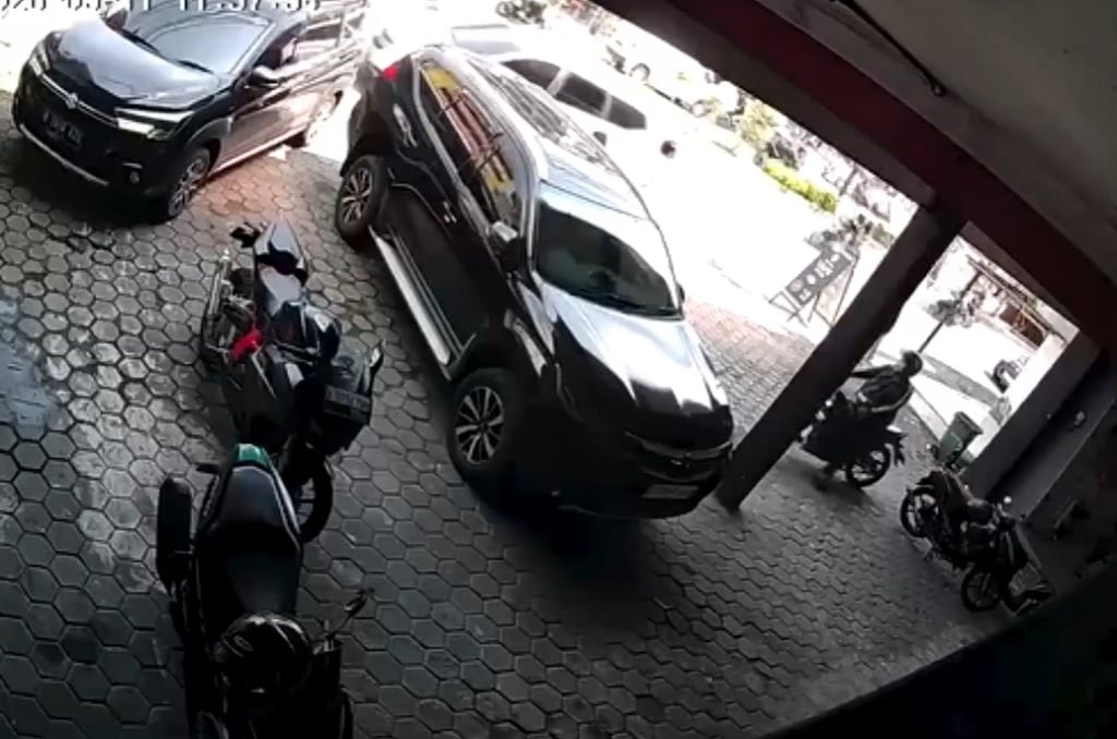 2 Perampok Gasak Uang Rp100 Juta dari Dalam Mobil yang Bannya Kempes di Bekasi