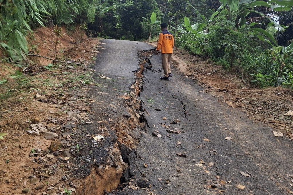 Hujan Deras Picu Tanah Bergerak di Cilacap, Jalan dan Rumah Warga Rusak
