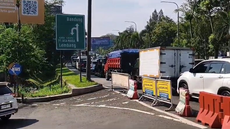 Hari Kedua Libur Panjang Isa Almasih, Gerbang Tol Pasteur Dipadati Kendaraan Wisatawan