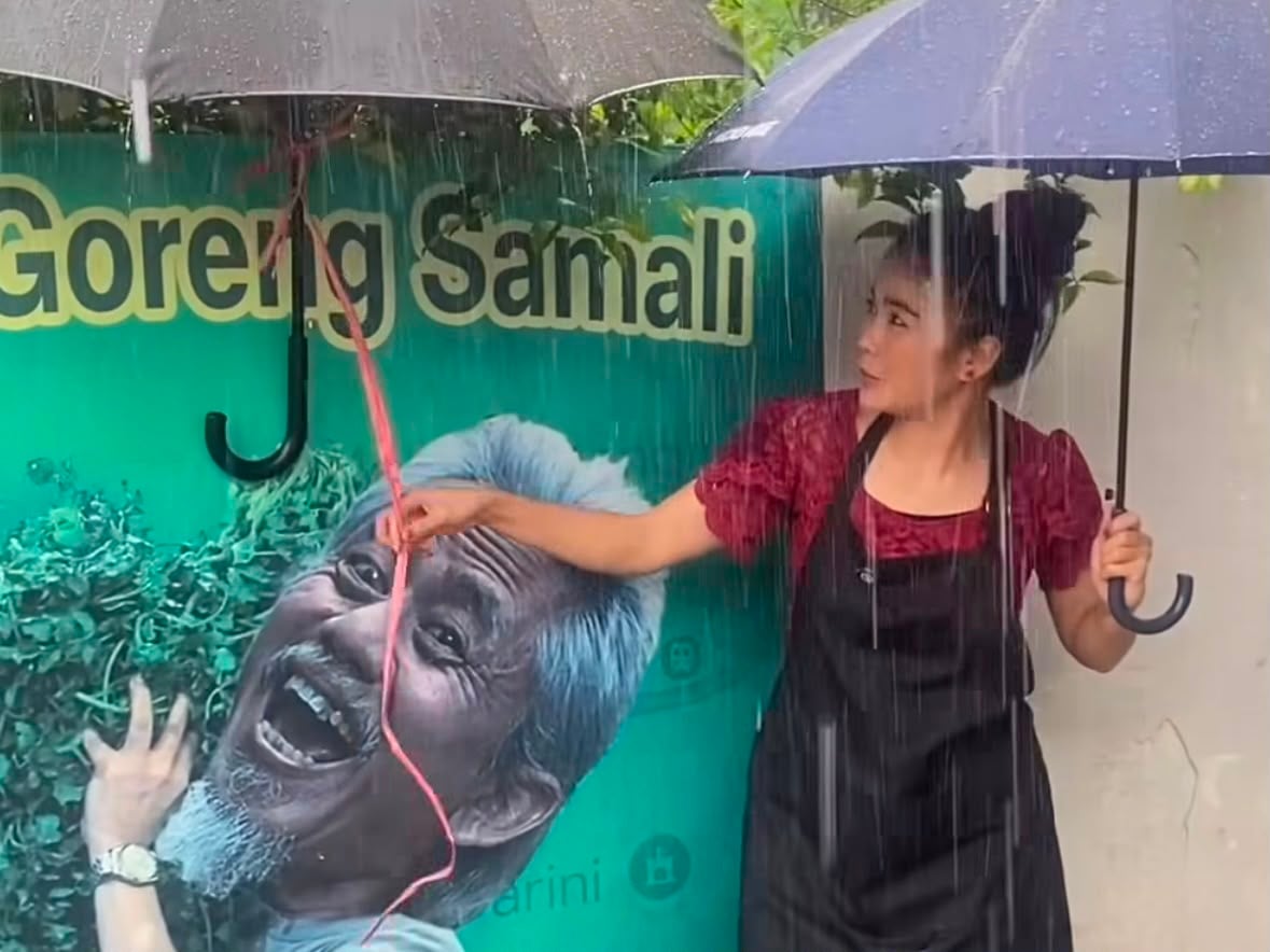 Viral Karina Ranau Payungi Poster Epy Kusnandar: Biar Gak Kehujanan