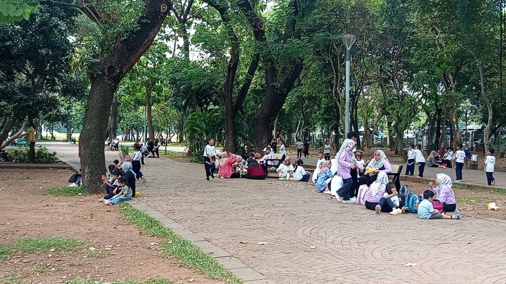 Monas Diserbu Warga saat Libur Panjang, Warga Gelar Tikar hingga Piknik