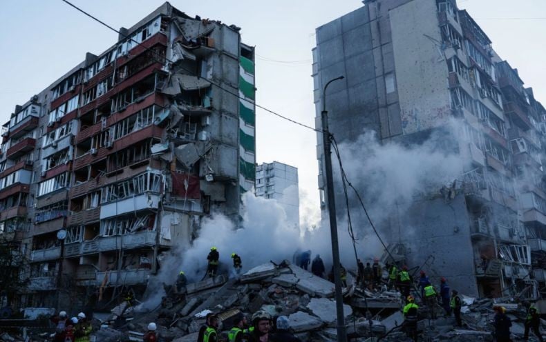 Rusia Gempur Ukraina Habis-habisan, Apartemen 9 Lantai Ambruk Tewaskan 24 Orang
