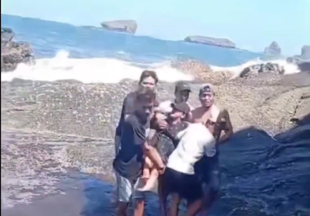 Dramatis! Detik-Detik Penyelamatan Wanita di Jember Nyaris Terjun ke Laut