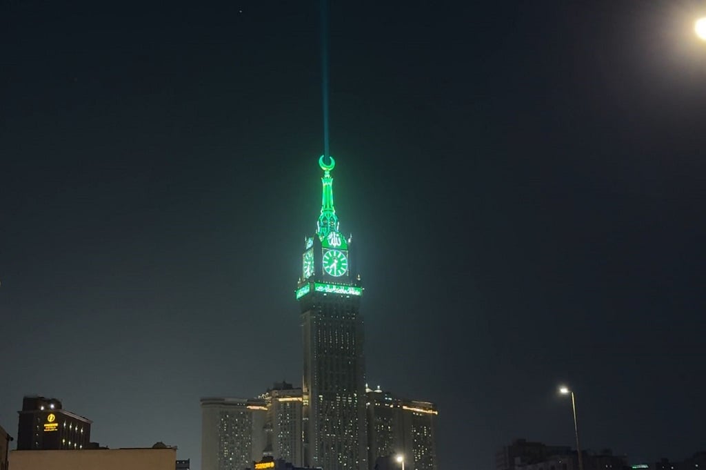 Cahaya Hijau Menara Makkah Menyala, Tanda Puncak Haji di Depan Mata