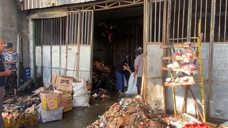Motif Pria Lansia Nekat Bakar Toko Grosir Snack di Jombang, Sakit Hati Ditegur