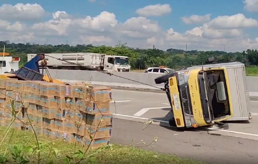 Truk Obat Rumput Terguling di Tol Semarang-Solo, Sopir dan Kernet Luka-Luka