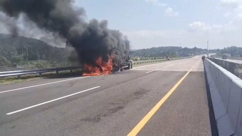 Truk Terbakar Hebat di Tol Cisumdawu, Api Berasal dari Roda Belakang
