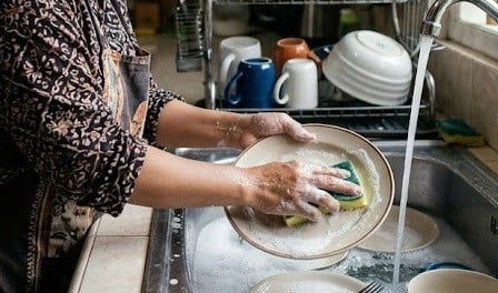 Spons Cuci Piring Bisa Jadi Sarang Bakteri, Dokter Ungkap Fakta Mengejutkan
