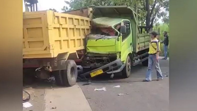 2 Truk di Jombang Tabrakan hingga Ringsek, Petugas BPBD Evakuasi Sopir Terjepit