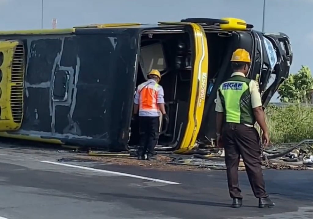 Kronologi Bus Sudiro Tungga Jaya Terbalik di Tol Jombang, 10 Orang Luka-Luka