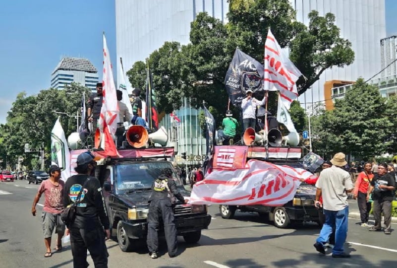 Massa Ojol Padati Kawasan Medan Merdeka Selatan, Polisi Tutup Sebagian Jalan