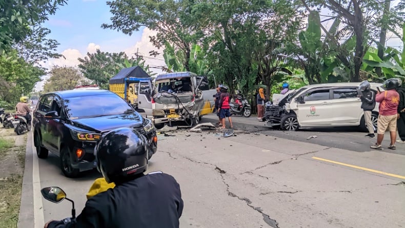3 Kendaraan Tabrakan Beruntun di Bojonegoro, 4 Orang Dievakuasi ke RSUD Bojonegoro