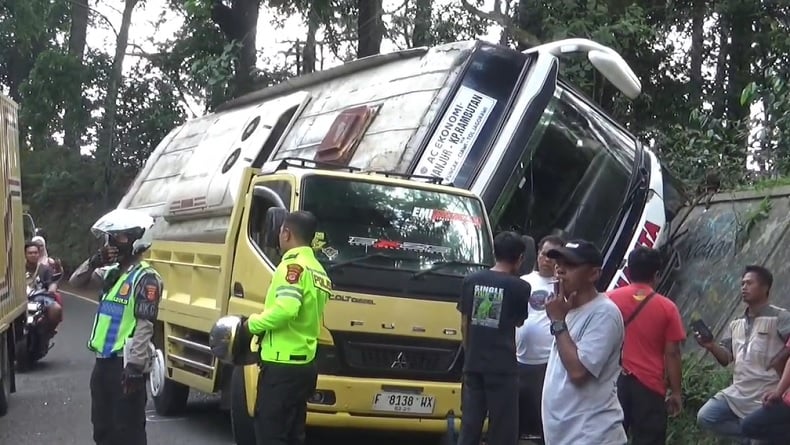 Kecelakaan di Cugenang Cianjur, Bus Bawa 20 Penumpang Tabrak Tebing 