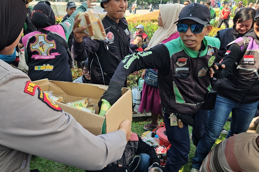 Momen Polisi Bagikan Air Mineral hingga Roti ke Massa Demo Ojol di Jakpus