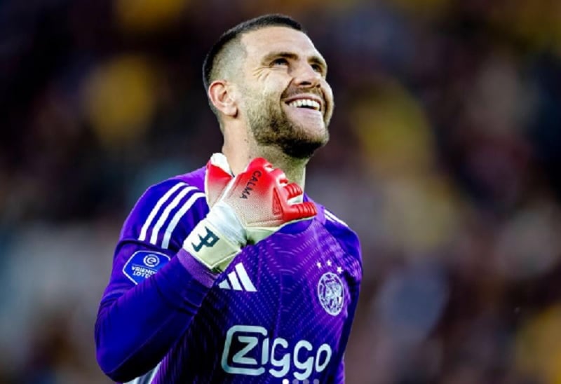 Aksi Heroik Maarten Paes, Ajax Lolos ke Final Playoff Liga Konferensi Eropa