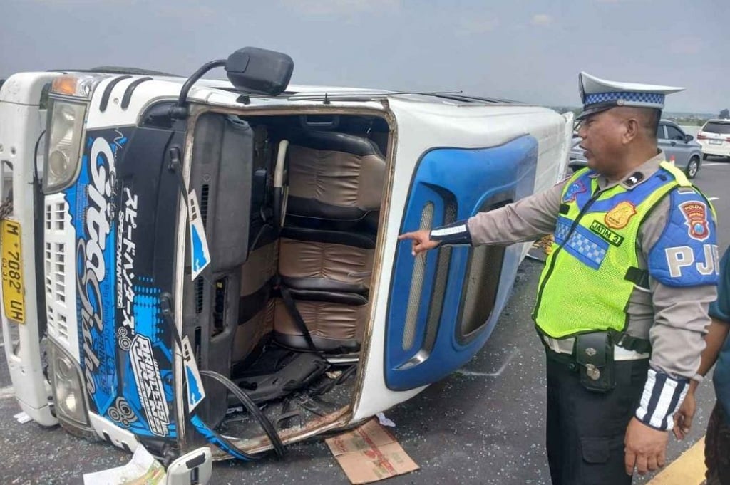 Detik-Detik Elf Rombongan Pengantin Kecelakaan di Tol Jombang, Terguling usai Pecah Ban