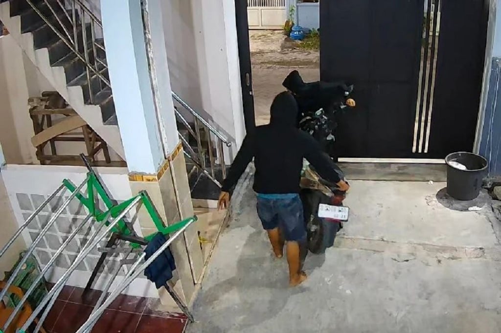 Terekam CCTV! Detik-Detik Maling Gasak 2 Motor dari Rumah Kos di Jombang