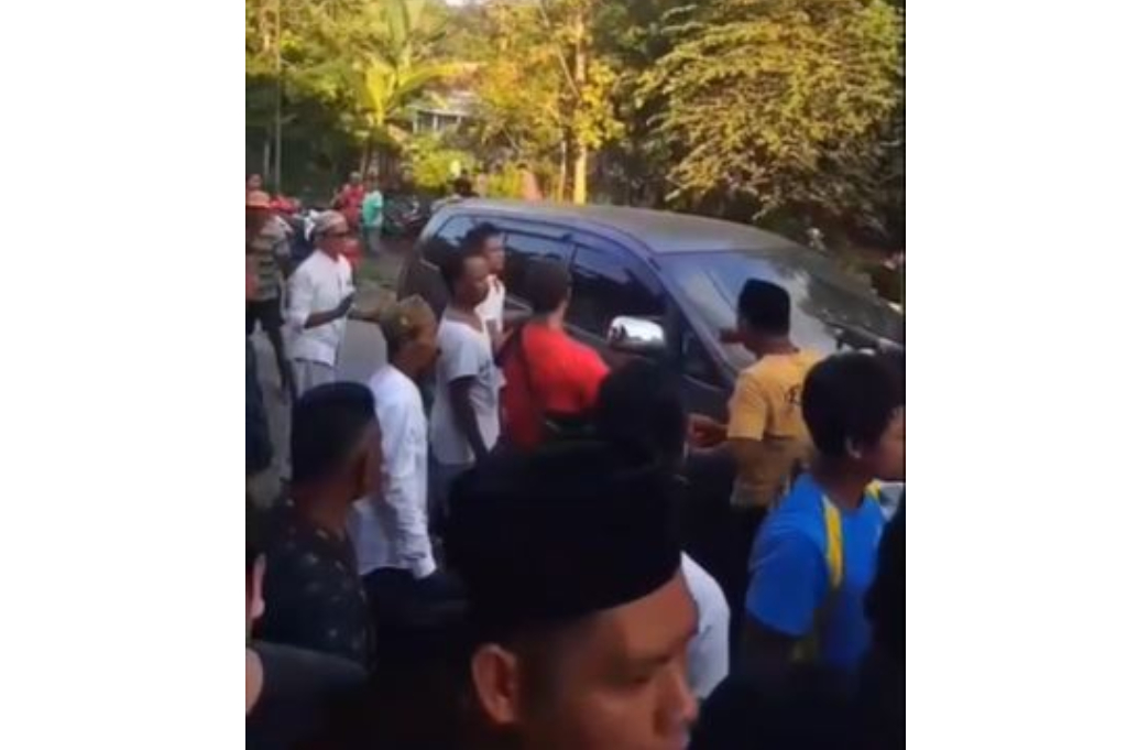 Viral Polisi Diadang Warga saat Tangkap Lansia Terduga Pencabulan Anak di Sampang
